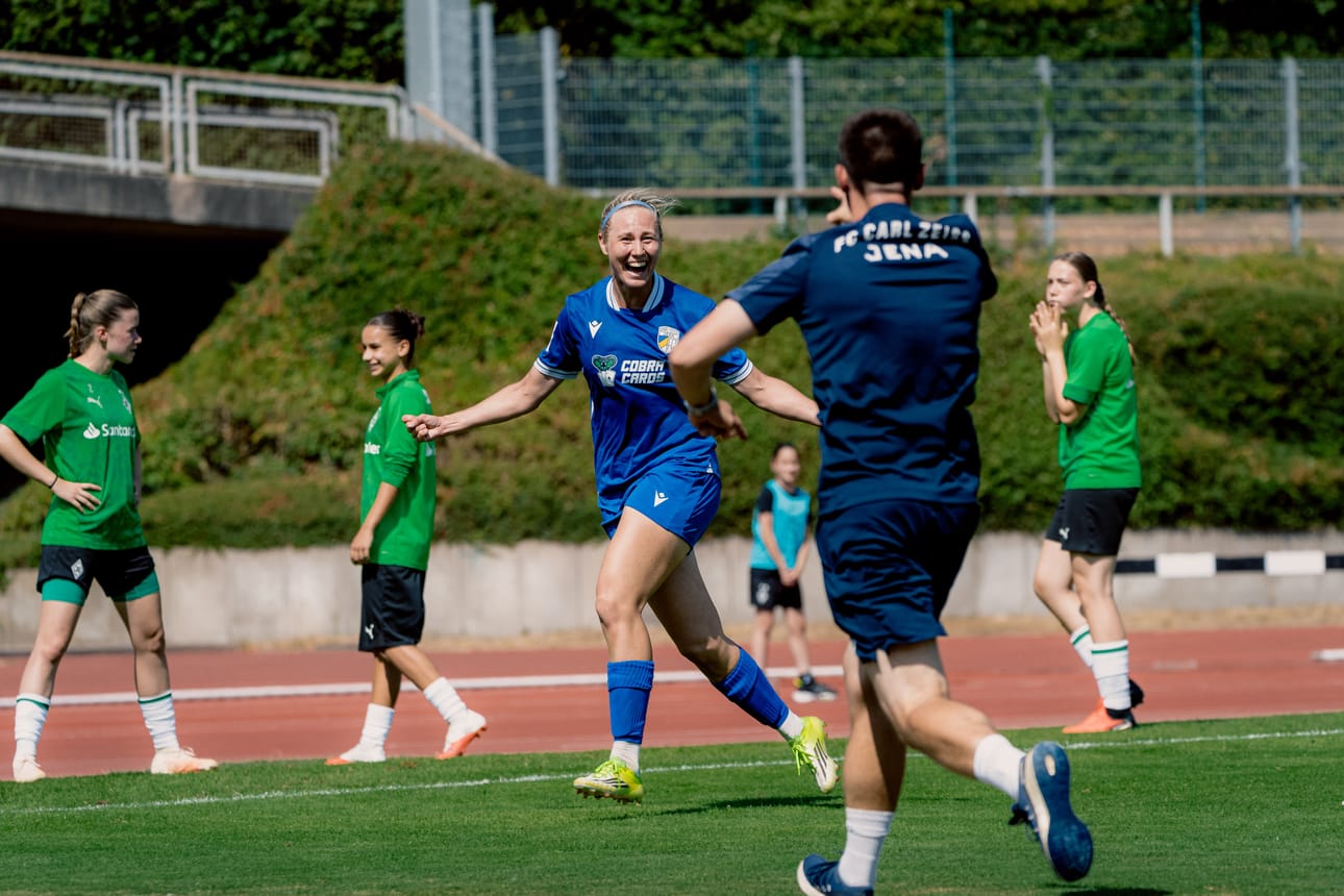Anna Olmala ratkaisi maalillaan FC Carl Zeiss Jenalle voiton Borussia Mönchengladbachia vastaan. Suomalainen hyökkääjä sijoitti pallon loppuminuuteilla tyylikkäästi takanurkkaan.