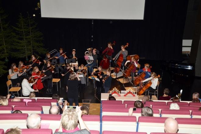 Pikkutaiturit ja Orkesteri esittivät yhdessä Jean Sibeliuksen Finlandia-hymnin. Orkesteri soitti sekä torstaina 14.12. Alajärven musiikkiopiston syyslukukauden päättäjäisissä että lauantaina 16.12. Suomi 100 -konserttikokonaisuudessa. Kuva: Markku Turpela
