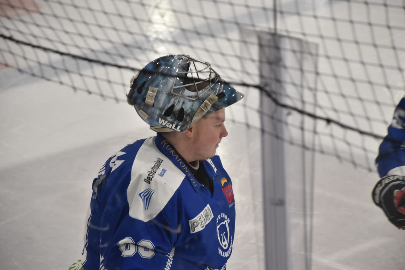Antti Karjalainen luisteli PaKan maalille kolmannessa erässä Laserin seitsemännen osuman jälkeen.