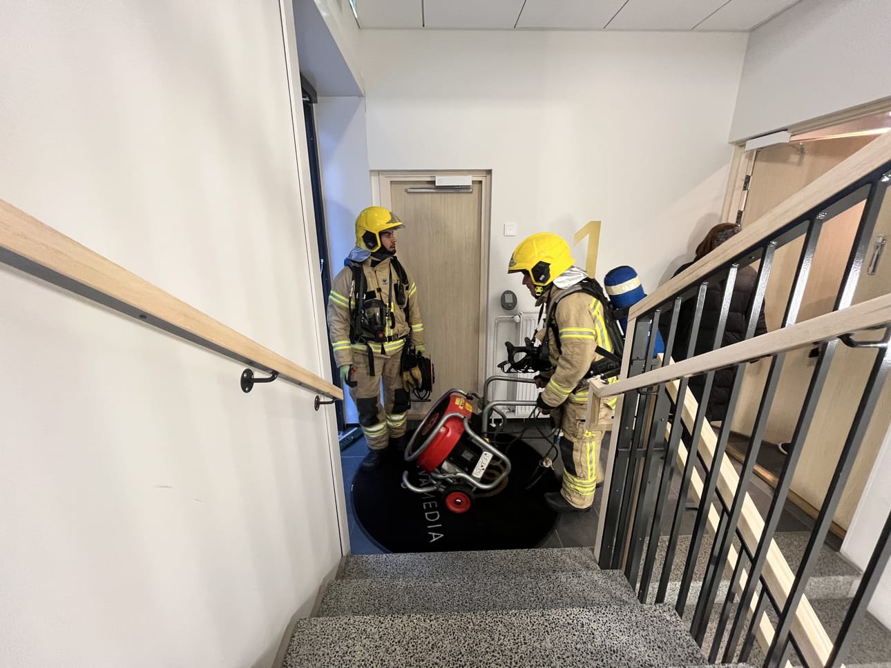 Palokunta on paikalla Kalevan toimituksen rakennuksessa.