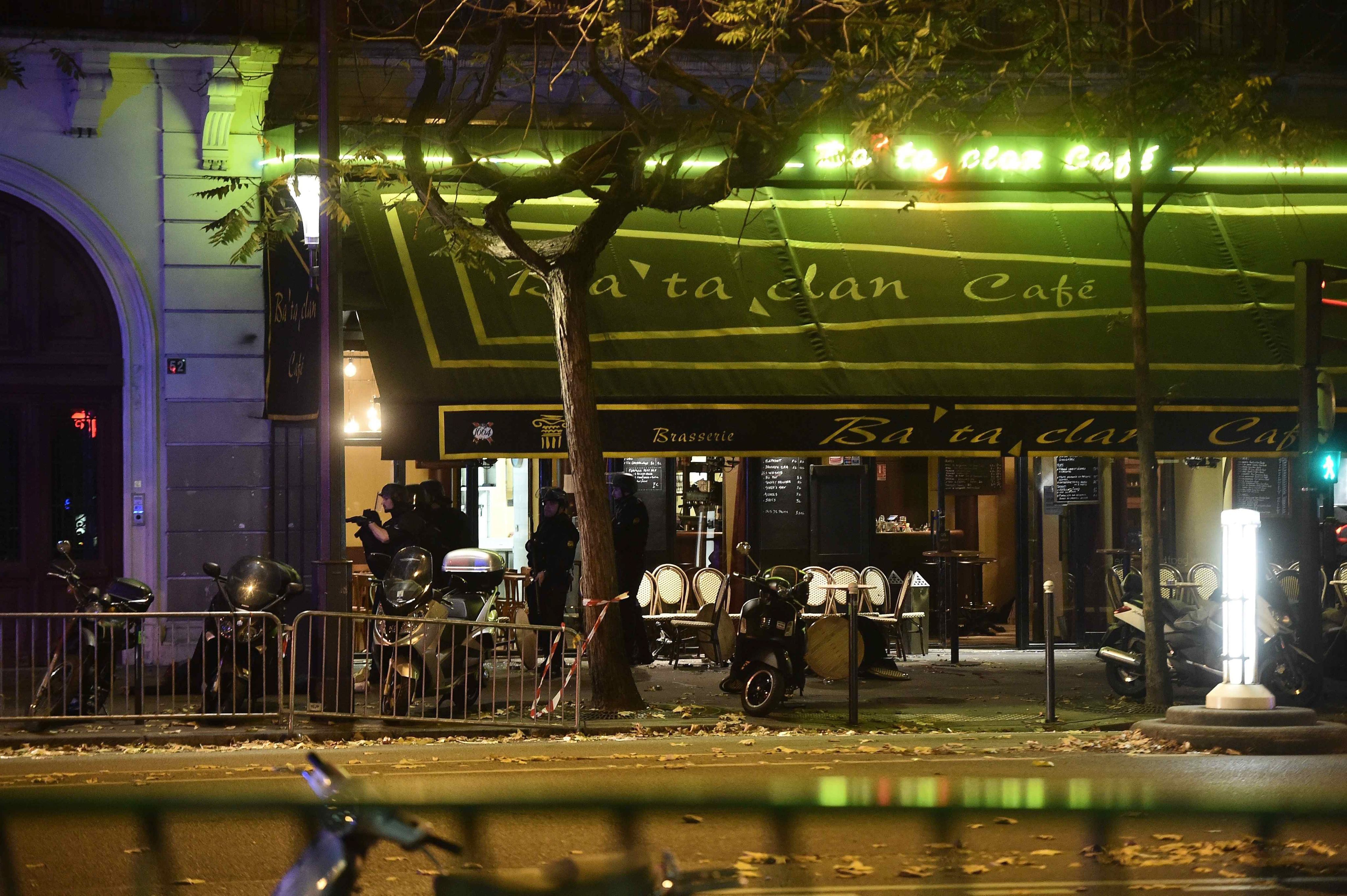 epa05023831 A general view of damage outside the Bataclan concert venue in Paris, France, 13 November 2015, where a gunman has reportedly taken people hostage. At least 26 people have died in attacks in Paris on 13 November after reports of a shootout and explosions near the Stade de France stadium.  EPA/CHRISTOPHE PETIT TESSON
 BY: ALL OVER PRESS / EPA-PHOTO CODE: EPAXX8