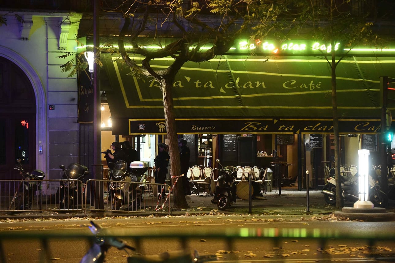 epa05023831 A general view of damage outside the Bataclan concert venue in Paris, France, 13 November 2015, where a gunman has reportedly taken people hostage. At least 26 people have died in attacks in Paris on 13 November after reports of a shootout and explosions near the Stade de France stadium. EPA/CHRISTOPHE PETIT TESSON BY: ALL OVER PRESS / EPA-PHOTO CODE: EPAXX8