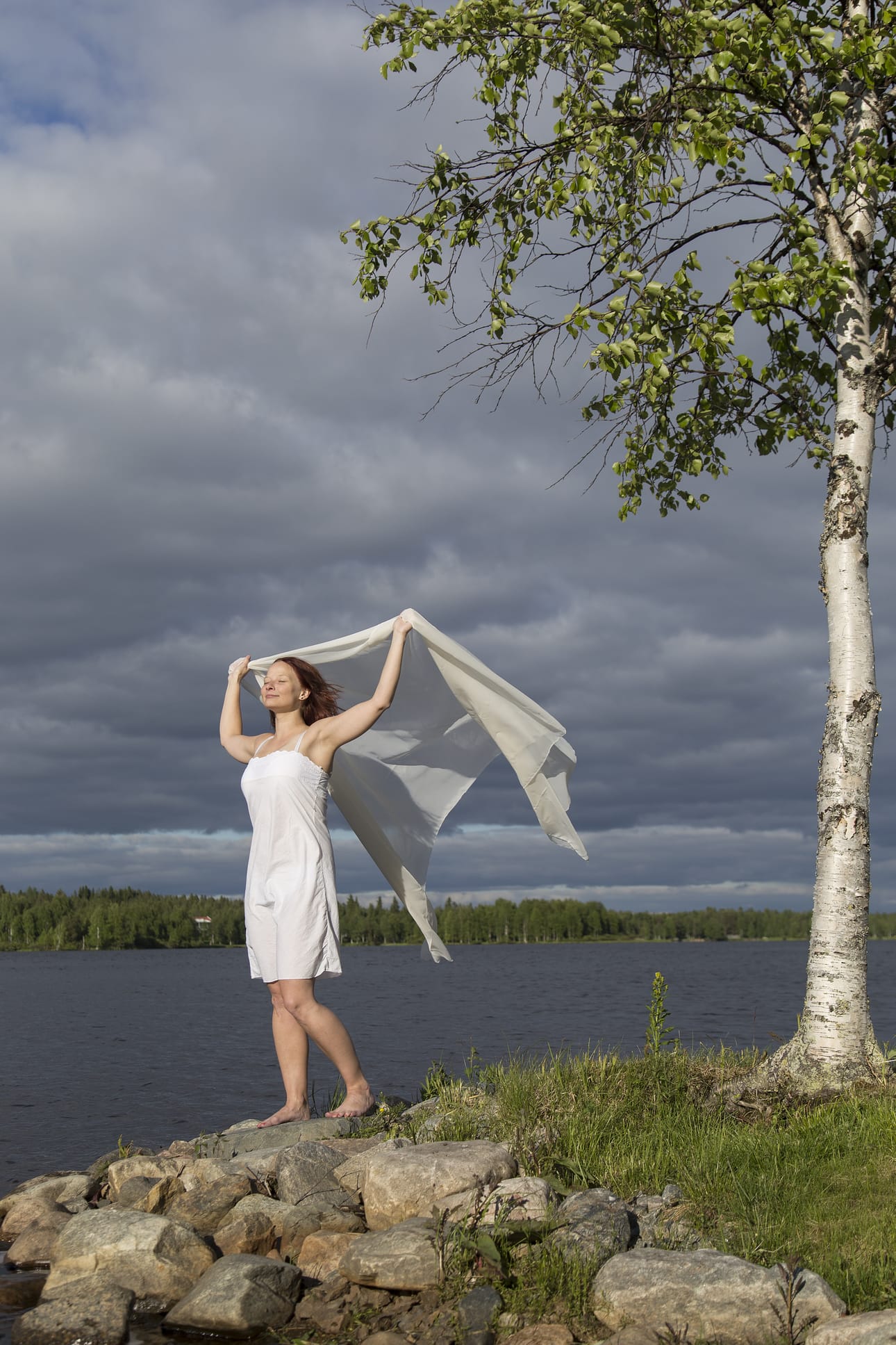 Metsähallituksen suunnittelija Elina Kolppanen kerää juhannuksena seitsemän erilaista yrttiä tyynyn alle.