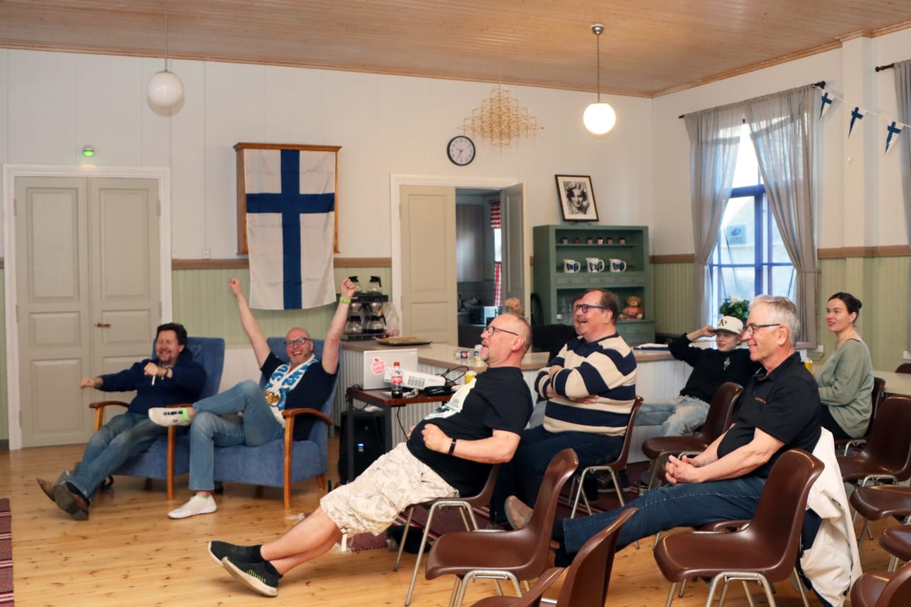 Kirkonkylän nuorisoseura Toimelan yhteisessä kisakatsomossa iloittiin Suomen maaleista. Yhteisöllinen tilaisuus veti paikalle väkeä Kestiltä asti.