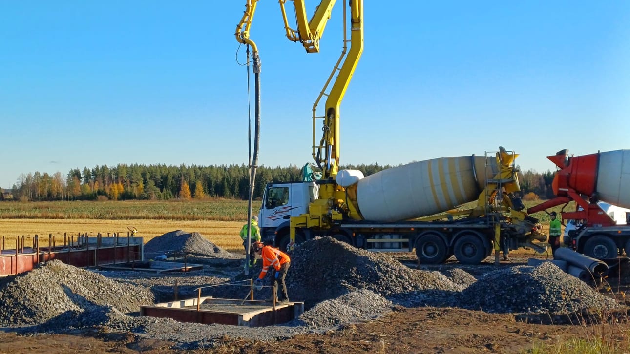 Niemenkylässä Haapiniementien varrella valettiin aiemmin tässä kuussa pohjia tulevalle akkuvarastolle.