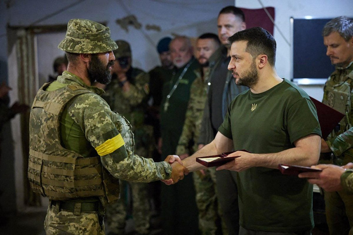 Ukrainan presidentti Volodymyr Zelenskyi (oik.) vieraili lauantaina Mykolajivin kaupungissa. LEHTIKUVA / AFP / Ukrainan presidentinkanslian viestintäosasto