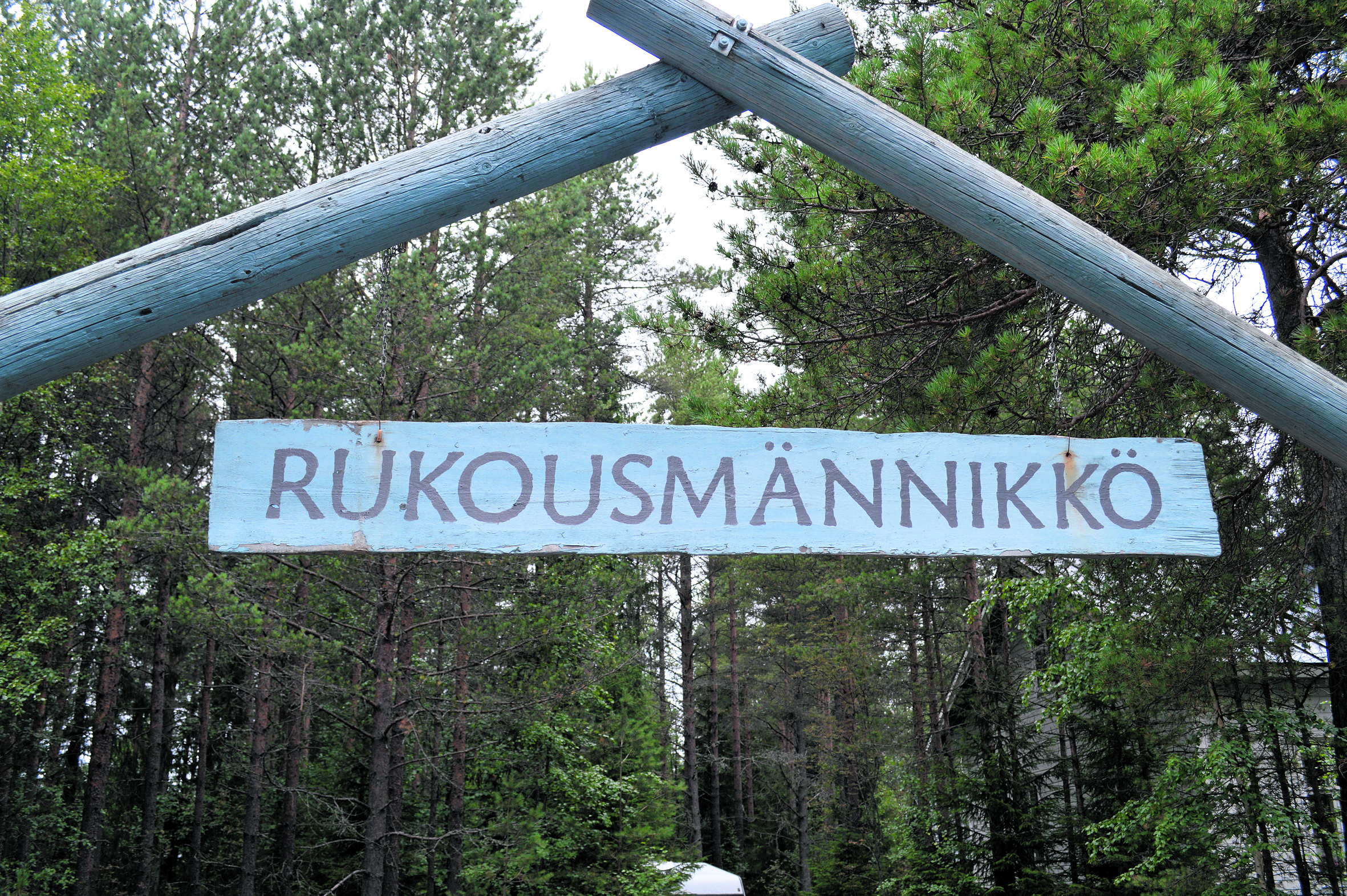 Rukoushuoneena aiemmin tunnetun paikan nimi muuttui Rukousmänniköksi. Nimikyltti näkyy Hailuodontielle hyvin.
