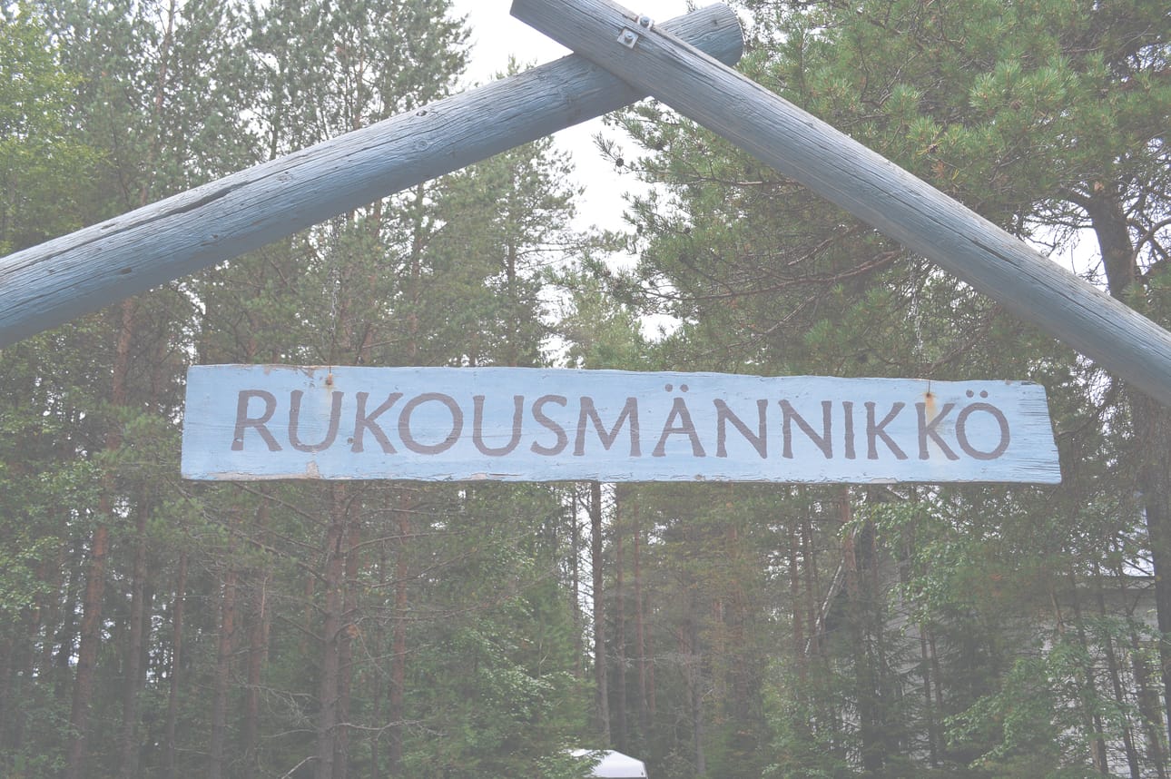 Rukoushuoneena aiemmin tunnetun paikan nimi muuttui Rukousmänniköksi. Nimikyltti näkyy Hailuodontielle hyvin.
