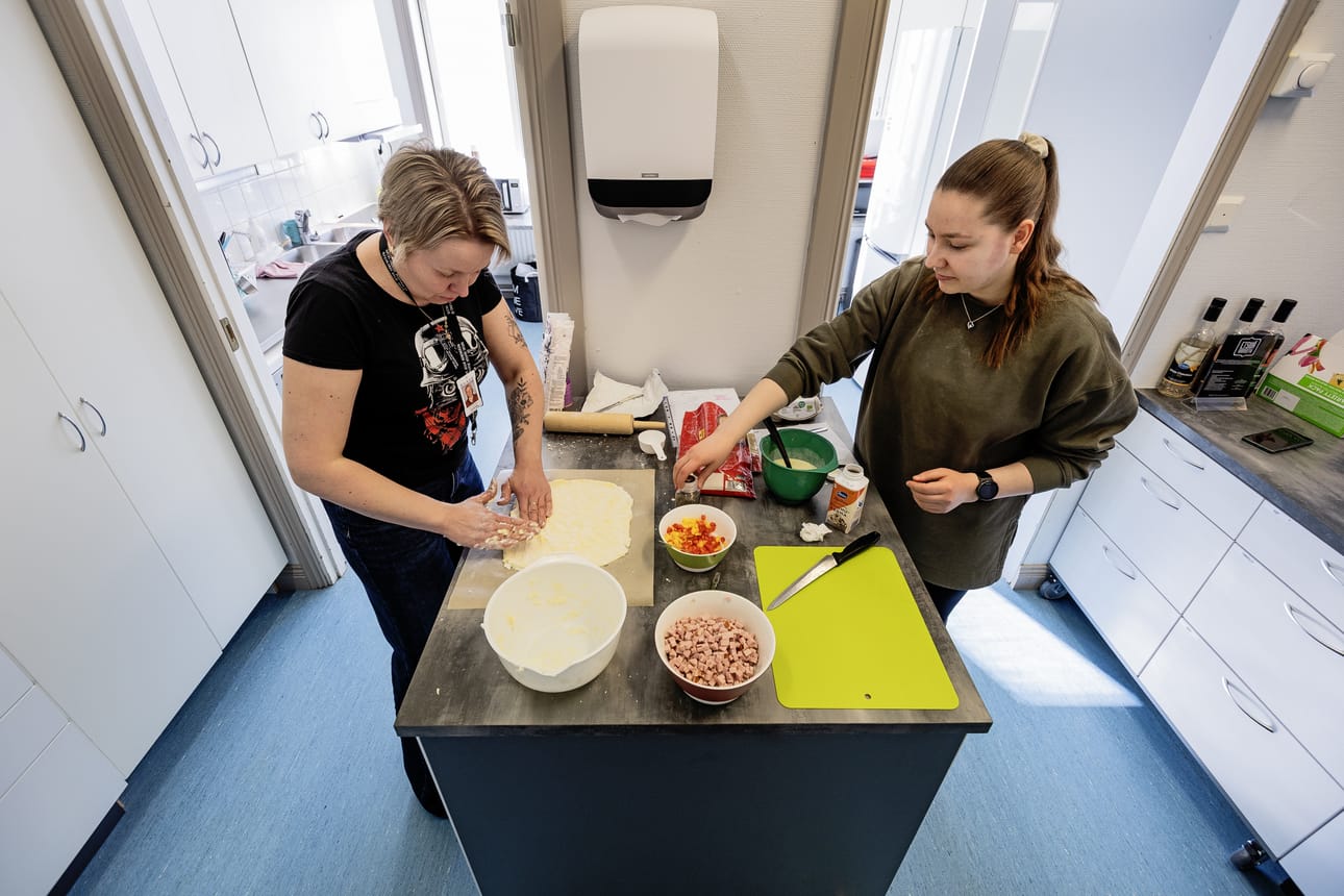 Elli Yypänaho ja Eerika Stenudd leipovat Tullikamarin keittiössä.