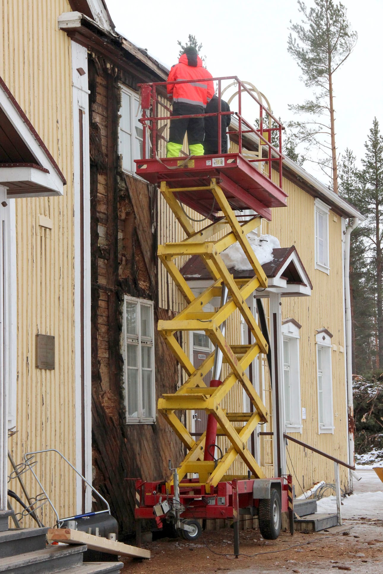 Suojalinnalla on viime viikkoina tehty hätäkorjausta. Lahoja osia on purettu ja rakennus saa osin uuden laudoituksen. Kaupunki tarkastelee parhaillaan Suojalinnan myymisen mahdollisuutta.