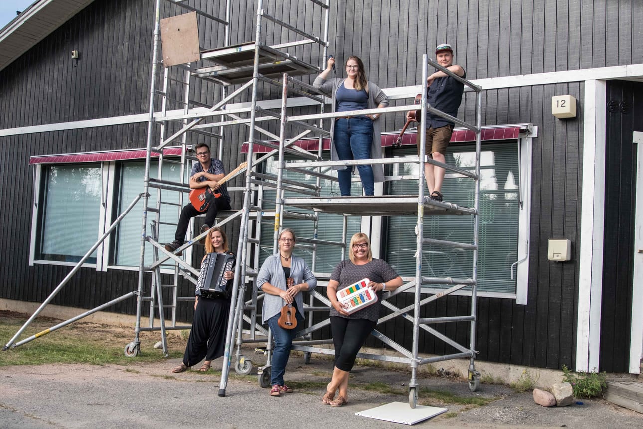 Musiikkikoulu Pop Up sijaitsee nyt uudessa osoitteessa Rovaniemellä. Remontti on loppusuoralla ja tunnit ovat käynnistyneet täydellä teholla. ”Järjestimme Talonvaltaus-konsertin uusissa tiloissa kesäkuussa. Tuntui aidosti siltä, kuin olisimme yhtä isoa perhettä ja kaikki olivat onnellisia siitä, että uudet tilat olivat löytyneet.” Kuvassa osa musiikkikoulun opettajista: Mikko Nuorala (kitara), Kaisa Ristiluoma (haitari), Amanda Sitomaniemi (sello), Heli Kaltiokumpu (yrittäjä, laulu, kuorot), Marika Mustajärvi (piano) ja Jukka Nurmela (basso).