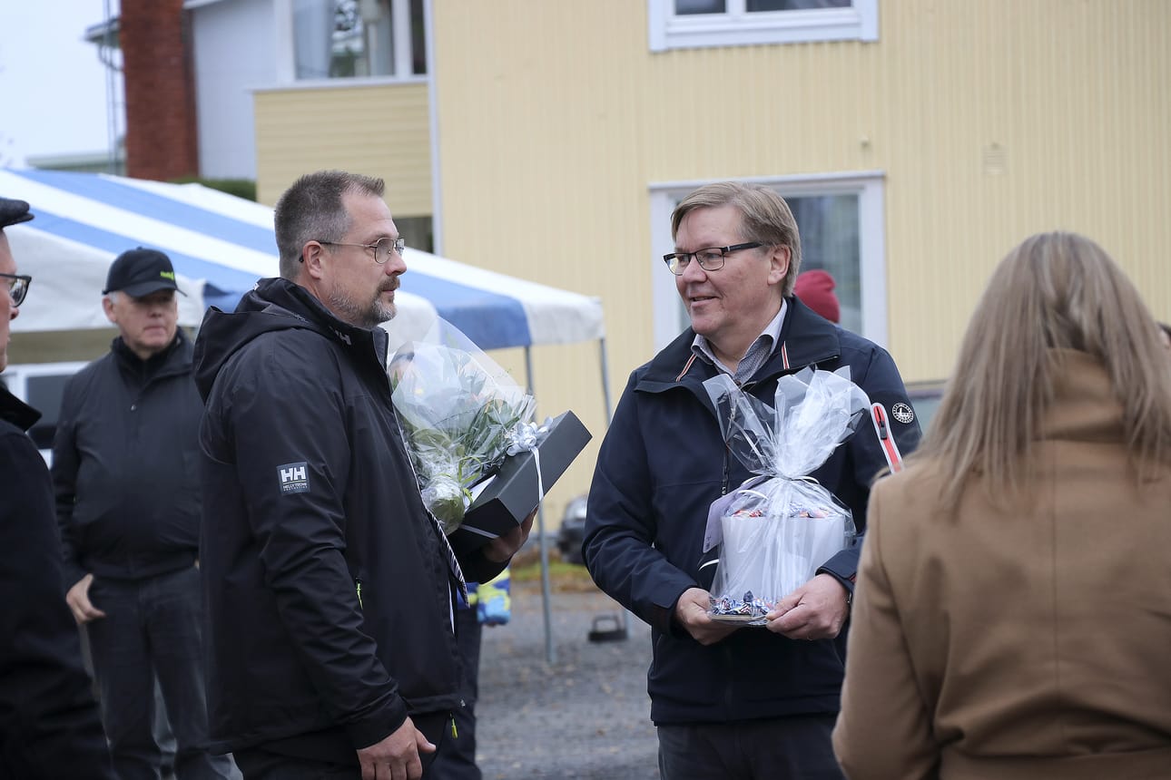 Aluksi otettiin vastaan onnittelut. Alajärven Puhelinosuuskunnan toimitusjohtajan Toni Harjulan luokse tuli Alajärven Sähkön toimitusjohtaja Ahti Källi.