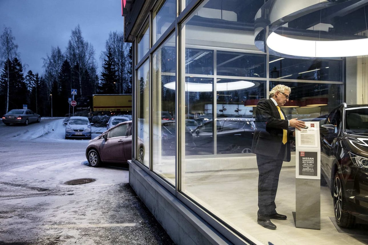 Koneen ja Konecranesin ovet eivät auenneet Hyvinkäällä, mutta parin pesäpallokaaren päästä löytyi Länsiauton myymälä. Myyntipäällikkö Pentti Lehtimäki kertoi autokaupan muuttumisesta yli 30 vuoden kokemuksella. Lopussa keskustelu kääntyi perheasioihin ja onnen olemukseen. Lehtimäellä on vaimonsa kanssa kaksi adoptiolasta.