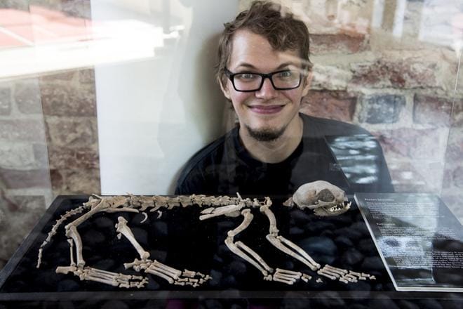 Tietokirjailija, arkeologi Ilari Aalto harmittelee suomalaisten taipumusta väheksyä omaa esihistoriaansa. – Meillä ei ole pyramideja ja marmoritemppeleitä, mutta meillä on kuitenkin kymmeniä tuhansia muinaisjäännöksiä.