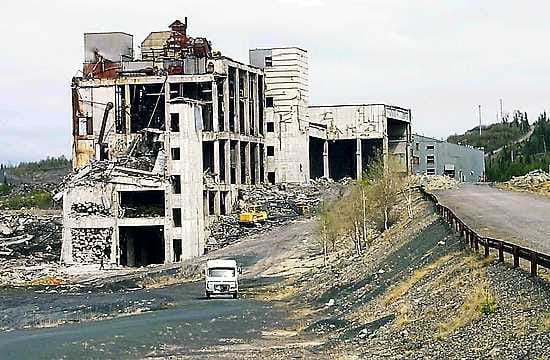 Mustavaaran kaivosta suunnitellaan avattavaksi Rautaruukin entisen louhoksen paikalle. Kuva vuodelta 2002, jolloin vanhaa tehdashallia oltiin purkamassa.