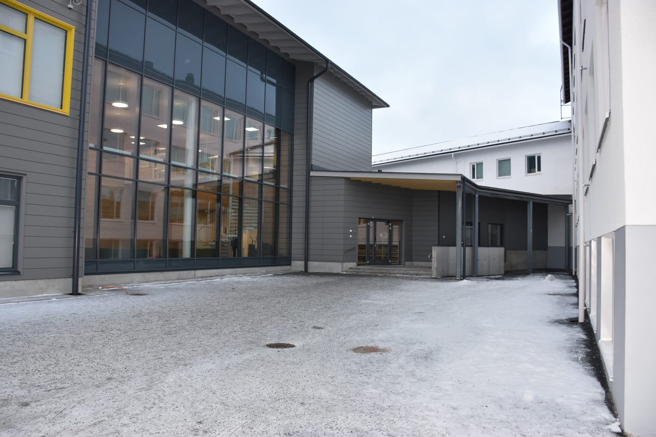Kuluvan kevätlukukauden lomia ja vapaita Kuusamossa ovat pääsiäinen 29.3.–1.4., vappu 1.5. ja helatorstai 9.5. Kuvassa on vasemmalla Kuusamon Nilonkankaan koulu ja oikealla Nilon koulu.