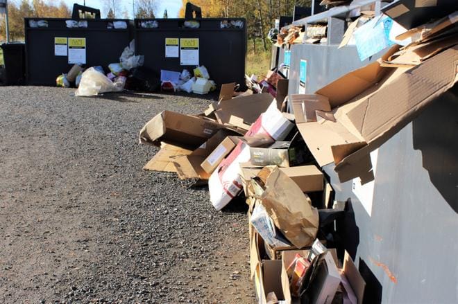 Kristiinassa Merikadun risteyksessä jätesäiliöt pursusivat yli äyräiden. Merikadun kohde kuuluu vilkkaisiin pisteisiin, eli siellä tyhjennetään muovit ja pahvit viikoittain. KUVA: MINNA ZILLIACUS