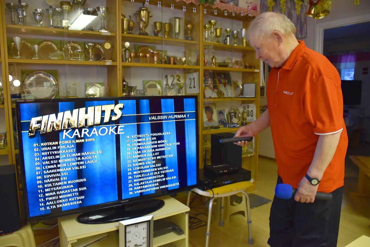 Unto Petrelius laulaa kotonaan karaokea. Hänen pojat hankkivat viime kesänä karaokelaitteet, ja siitä lähtien ne ovatkin olleet ahkerassa käytössä.