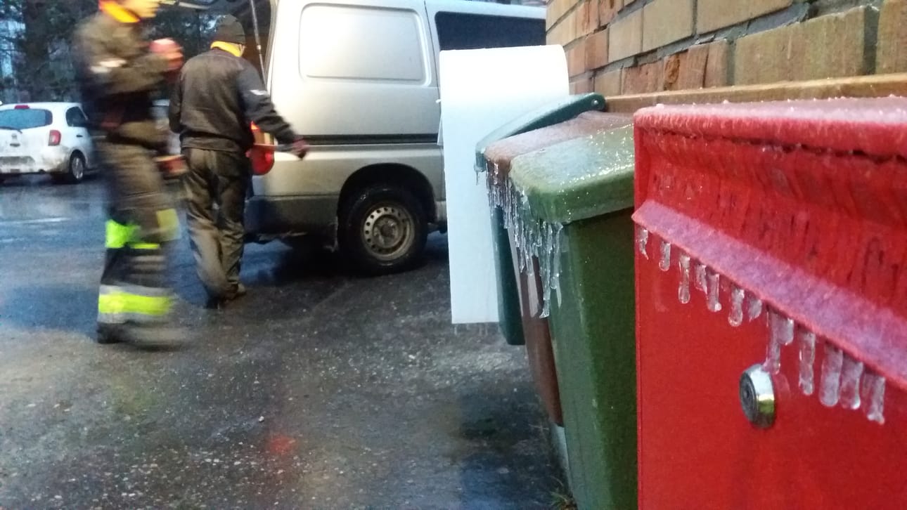 Liukkauden torjunnalla piti kiirettä.