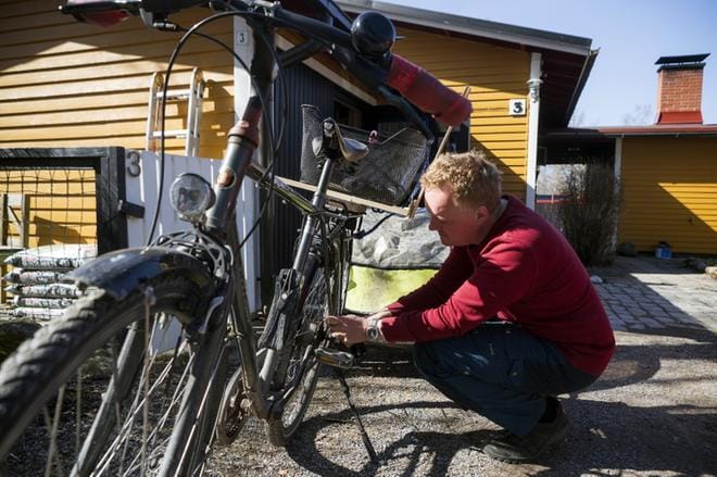 Tobias Simon pyöräilee päivittäin. Tavaroiden kuljettamista varten hänellä on peräkärry. KUVAT: JARNO PELLINEN