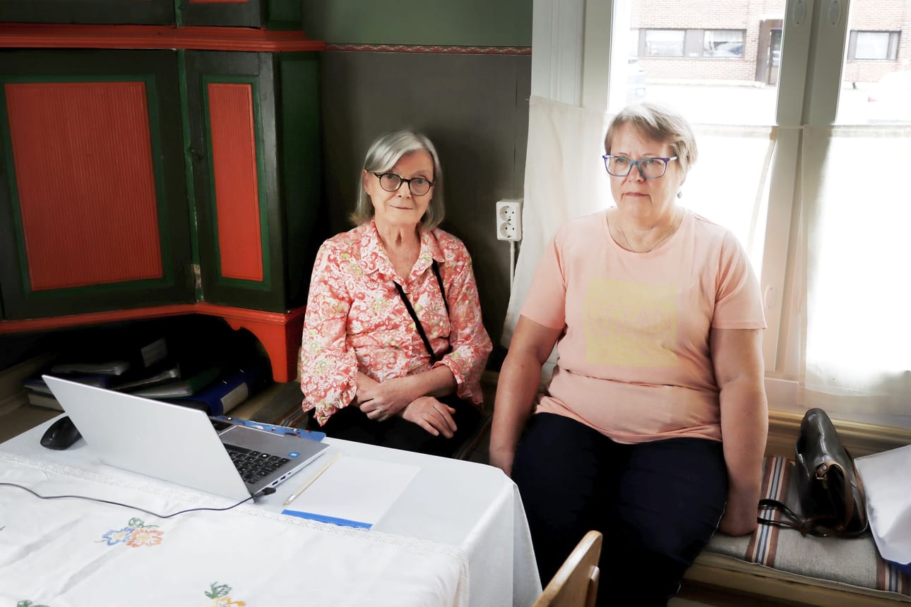 Hillevi Tyni (vas.) ja Anne Lahti kertovat, että sukututkimuksessa kiinnostaa ihmiskohtalot ja jatkuvasti uusiutuva lähdemateriaali.
