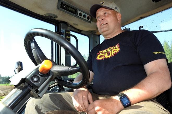 Markku Sahi viihtyy traktorin ohjaimissa. Varsinainen työ rekrytointiyrittäjänä ei isommin kummittele mielessä, kun ajaa peltosarkaa pitkin ja katsoo, kuinka karhi kulkee. KUVA: Petri Hakkarainen