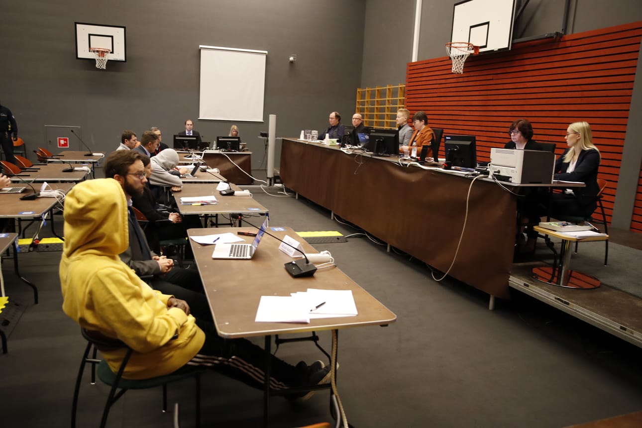 Käräjäoikeus aloitti maanantaiaamuna Oulun vankilassa ison rikosvyyhden käsittelyn. Istunnot pidetään vankilan liikuntasalissa, ja aikaa koko oikeudenkäynnille on varattu noin kuukausi.