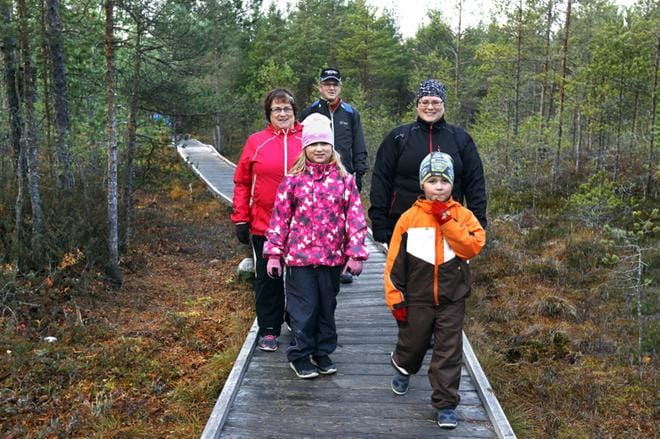 Ylistarolaiset Kaarlo 6v, Senja 8v ja Eija Saari houkuttelivat Paukanevan pitkospuille retkeilemään isovanhemmat Pirjo ja Antti Loukon. KUVAT: JOUKO HÄNNINEN