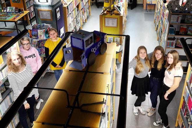 Annika Paloniemi (vas.), Hilda-Maria Lehto, Taru Kentta, Ella Nyrhinen, Maaria Tauriainen ja Laura Matilainen ja ovat Lapuan kaupunginkirjaston vakiokävijöitä. KUVA: JANINA SAARELA
