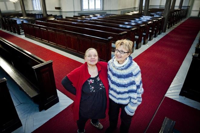 Kirsti Manninen ja Eija-Irmeli Lahti lupaavat virsikuvaelman, joka käyttää koko kirkkosalia. Myös yleisö ottaa osaa kuvaelmaan. KUVA: JAAKKO ELENIUS
