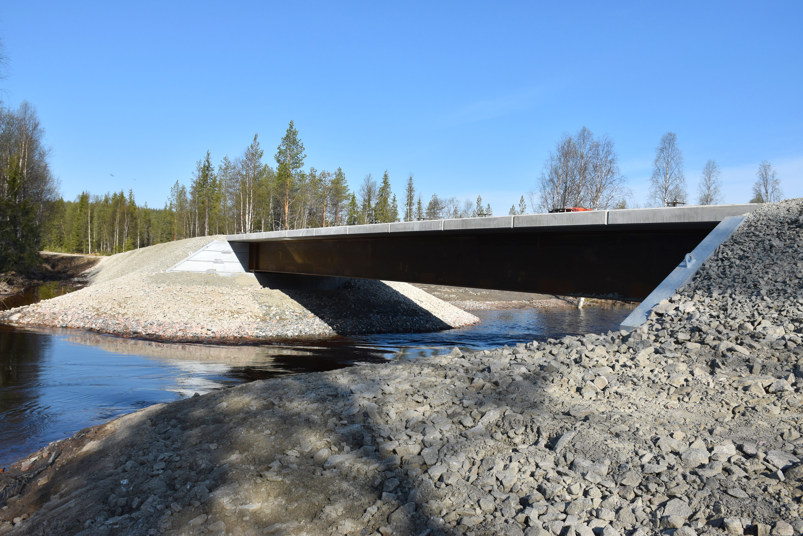 Kaarlojoentie sai uuden sillan – Kolme vuotta sitten kevättulvan rikkoma silta jouduttiin rakentamaan kokonaan uudelleen