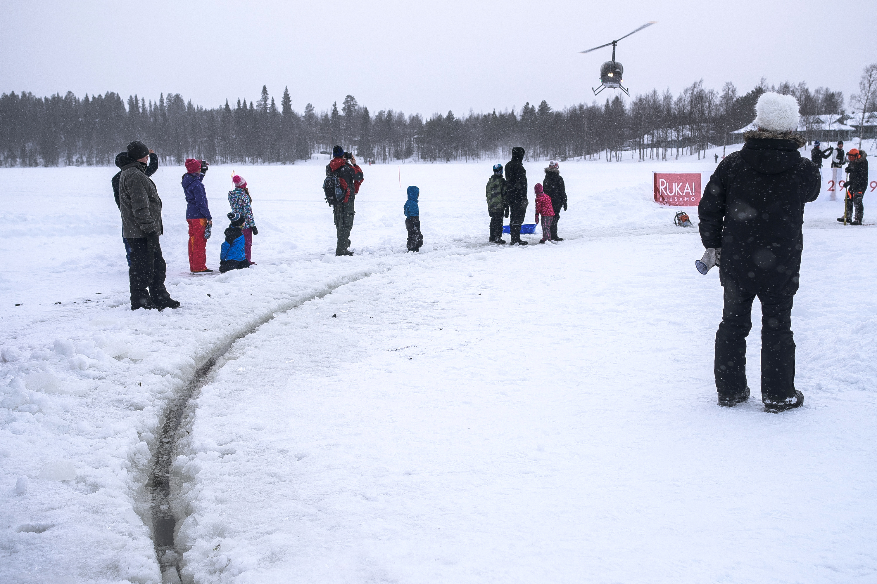 Helikopteri sai ihmiset kaivamaan älykännykät taskuistaan.
