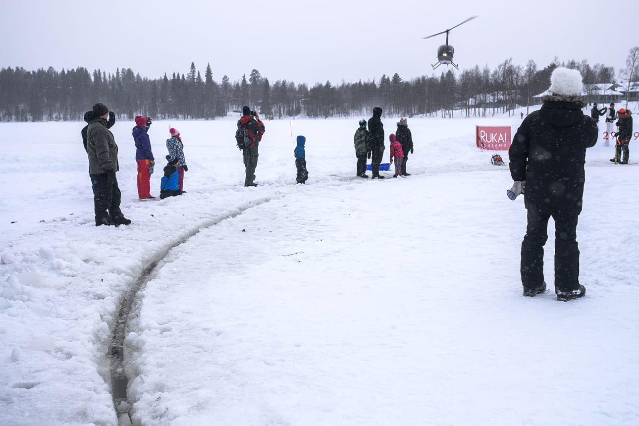 Helikopteri sai ihmiset kaivamaan älykännykät taskuistaan.