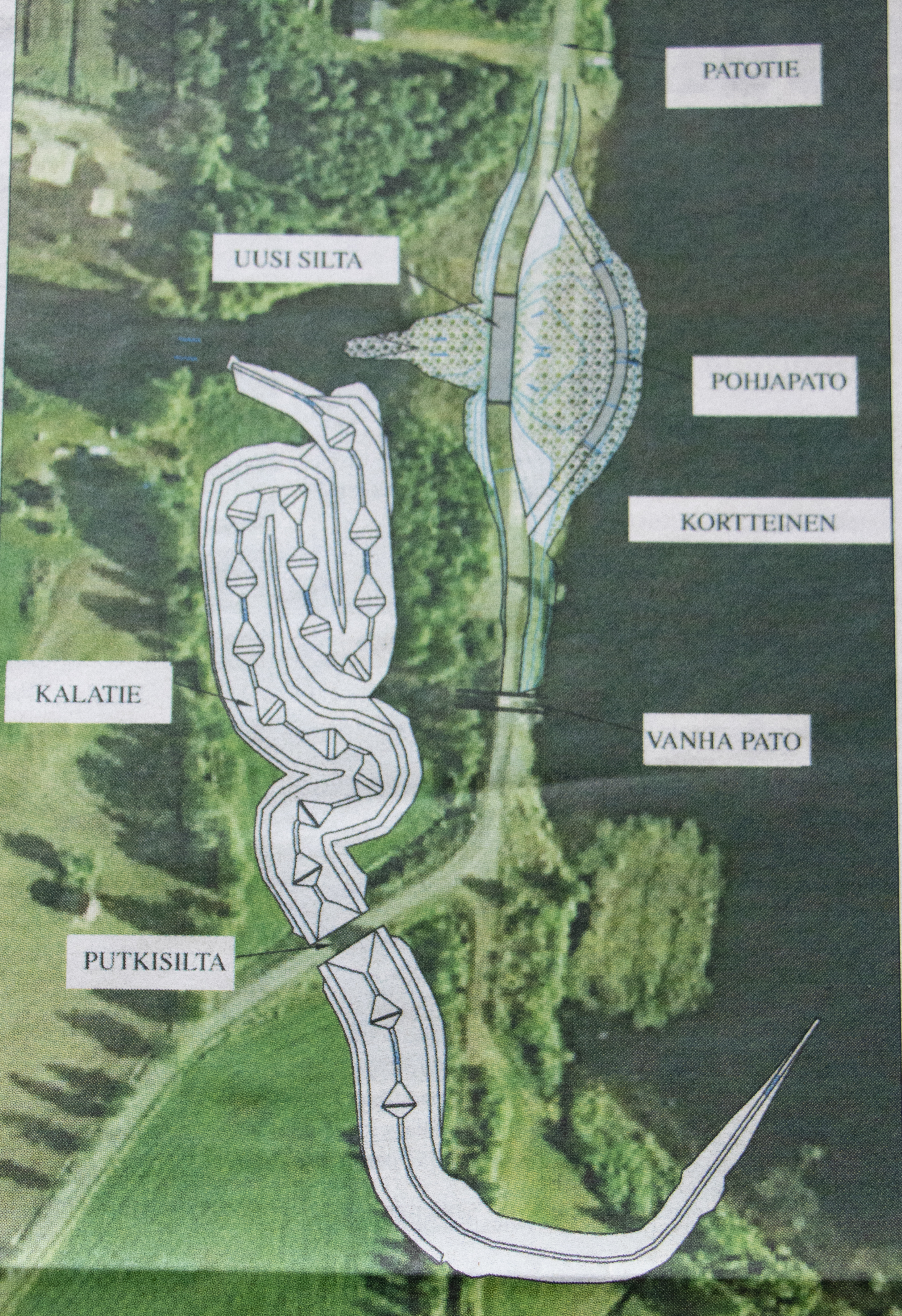 <p>Vuonna 2012 tehty pohjapato-kalaporras-siltasuunnitelma oli jo valmiina toteutukseen, kunnes kesän ja tulevien talvien suurtulvat muuttivat suunnitelmia.</p>