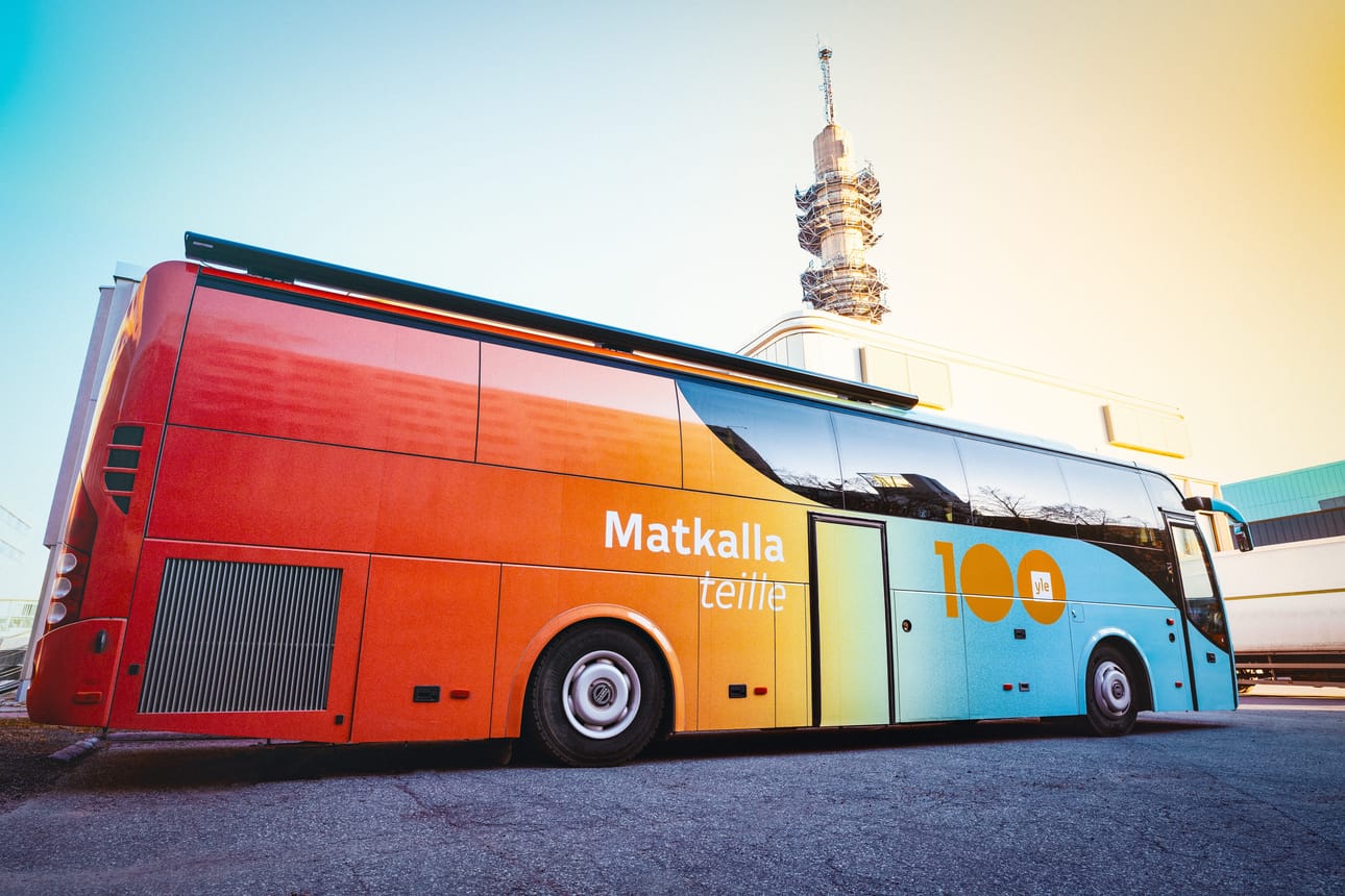 Yle 100 -bussi kurvaa myös Rotuaarille lauantaina.