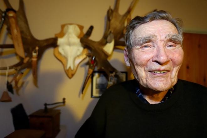 Matti Lehtinevalla on 75 vuoden kokemus eränkäynnistä. Hänellä on kaksi SM-kultaa hirvenjuoksusta ja lukuisia muita mitaleja. Kamppailutilanne tuli hirven kanssa, kun miehen huomio kiinnittyi puoleksi sekunniksi pois haavakosta. Kova opetus, joka voisi tapahtua kenelle tahansa. KUVAT: JARI E. HAKALA
