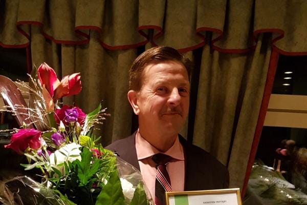 Vuoden yrittäjä Jarmo Tarkka sai yrittäjäjärjestön Yrittäjäpatsaan. KUVA: MERVI VIRTA