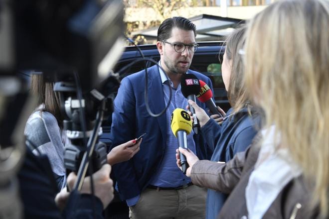 Ruotsidemokraattien puheenjohtaja Jimmie Åkesson puhui medialle vaalien jälkeisenä maanantaina. KUVA: Henrik Montgomery