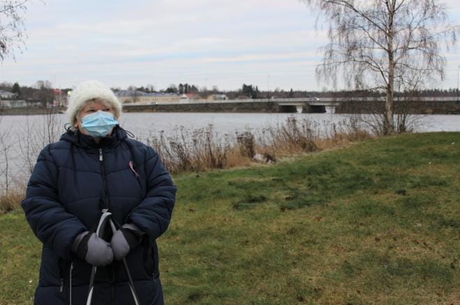 Karin Rusk tähdentää, että vanhan sillan voi korjata eikä purkaa. Pitkäsilta ylittää Kaupunginlahden Kristiinan keskustassa. KUVA: MINNA ZILLIACUS