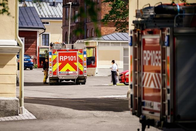 Vaasan kaupungin hallintorakennuksessa syttyi uhkaava palonalku tiistaina. Paikalle hälytettiin monta yksikköä. KUVA: SAMPPA TOIVONEN