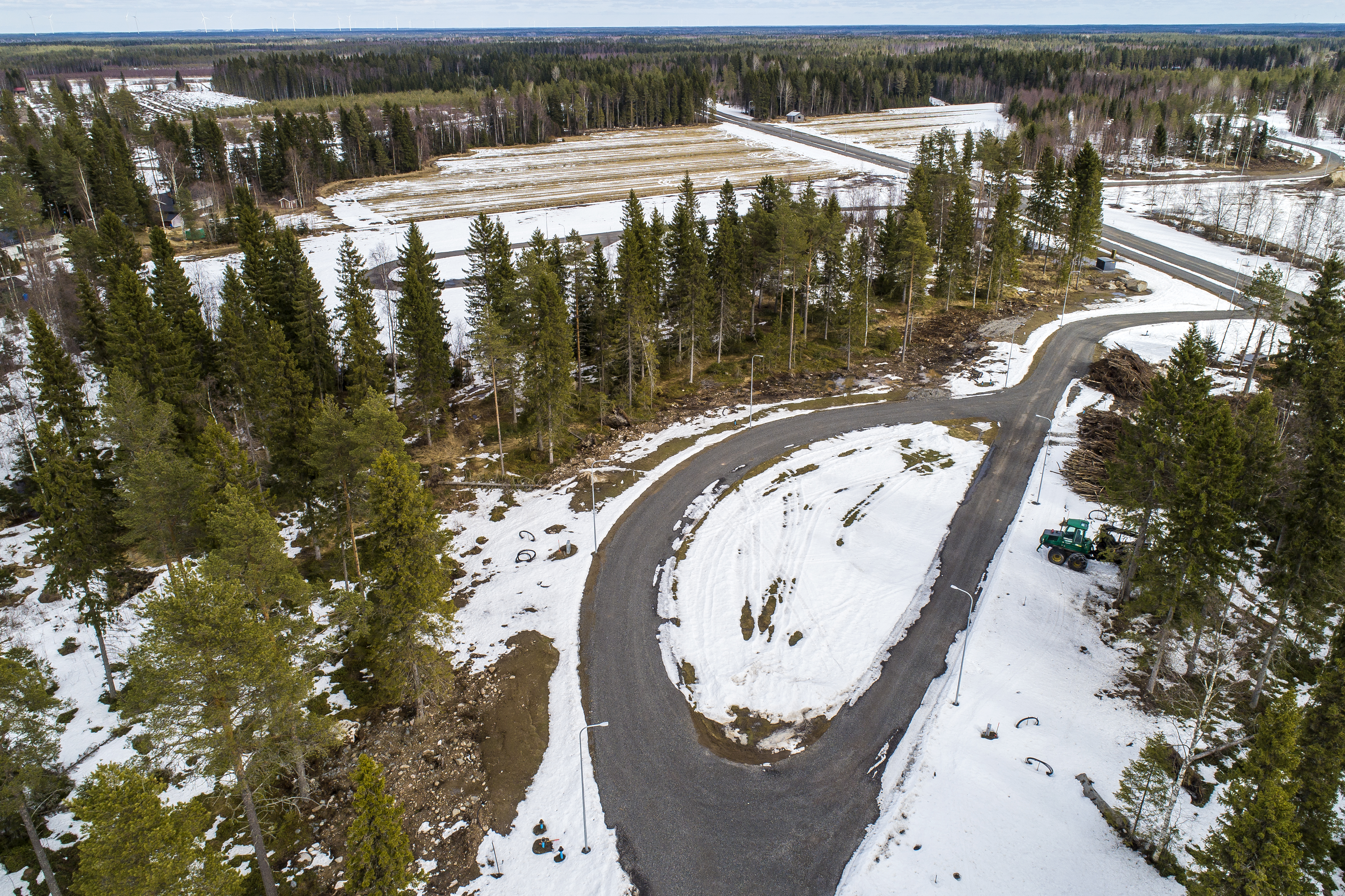 Tähän metsä- ja peltomaisemaan nousevat Pyhäjoen uuden omakotialueen Aatosvainion suuret omakotitalot.