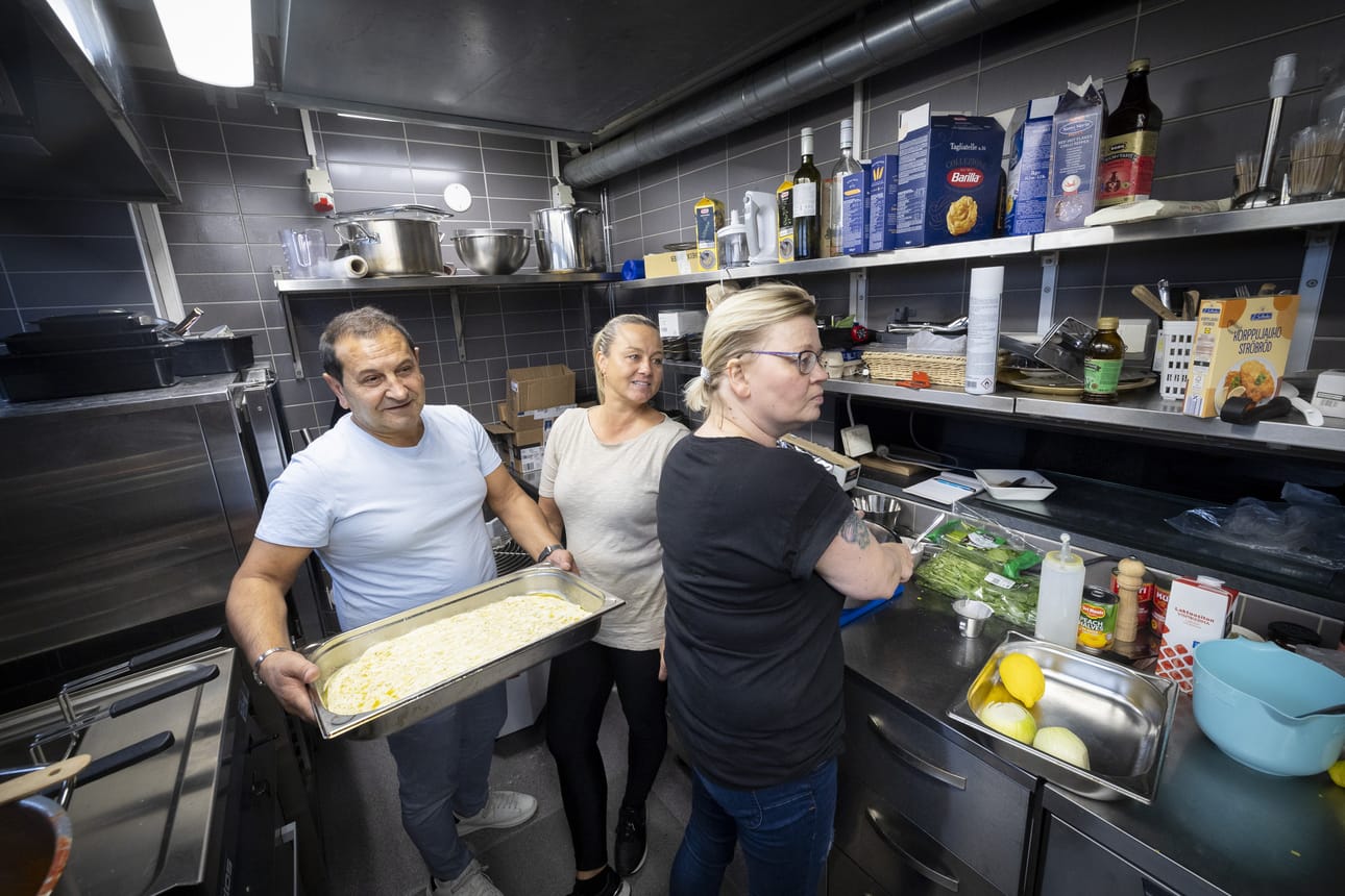 Tässä valmistuu focacciaa ja italialaisia lihapullia. Ravintoloitsijat Ali (vas.) ja Mari Çeçen ja kokki Piia Drushinin ovat jo täydessä touhussa La Sinfonian keittiössä, vaikka remontti on vielä kesken eivätkä kaikki tavarat ole löytäneet paikkaansa.