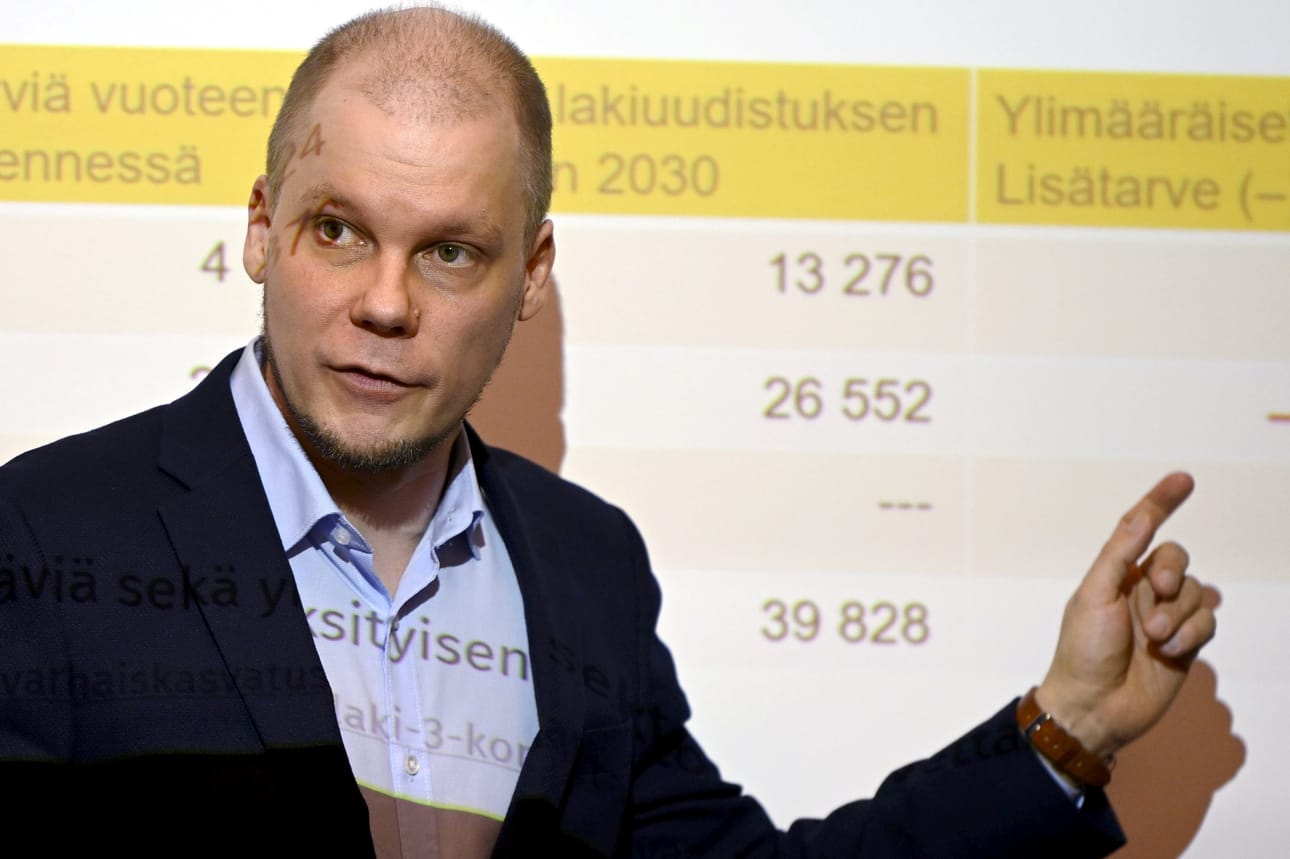 Lukuisien yt-kierrosten jälkeen päällekkäisyydet ja helpot karsimiset on hyvinvointialueilla jo tehty, arvioi KT:n pääekonomisti Juho Ruskoaho.