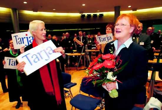 Hyvää pataa. Suvi-Anne Siimes (vas.) ja Tarja Halonen yhtyivät lauluun puolueväen kanssa vasemmistoliiton puoluevaltuustonkokouksessa Helsingissä sunnuntaina. Vasemmistoliitto kannattaa Halosen uudelleenvalintaa tasavallan presidentiksi.