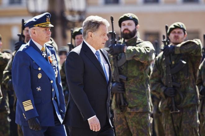 Puolustusvoimain komentaja, kenraali Jarmo Lindbergin kausi on päättymässä ensi vuonna loppukesästä. Uuden komentajan nimittää keväällä tasavallan presidentti Sauli Niinistö. KUVA: Roni Rekomaa