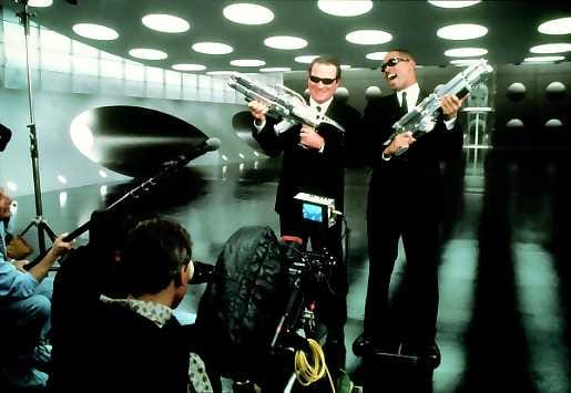 Avaruussaastalle haipakkaa. Will Smith ja Tommy Lee Jones yhdistävät jälleen voimansa Barry Sonnenfeldin odotetussa jatko-osassa MIBII - miehet mustissa 2.