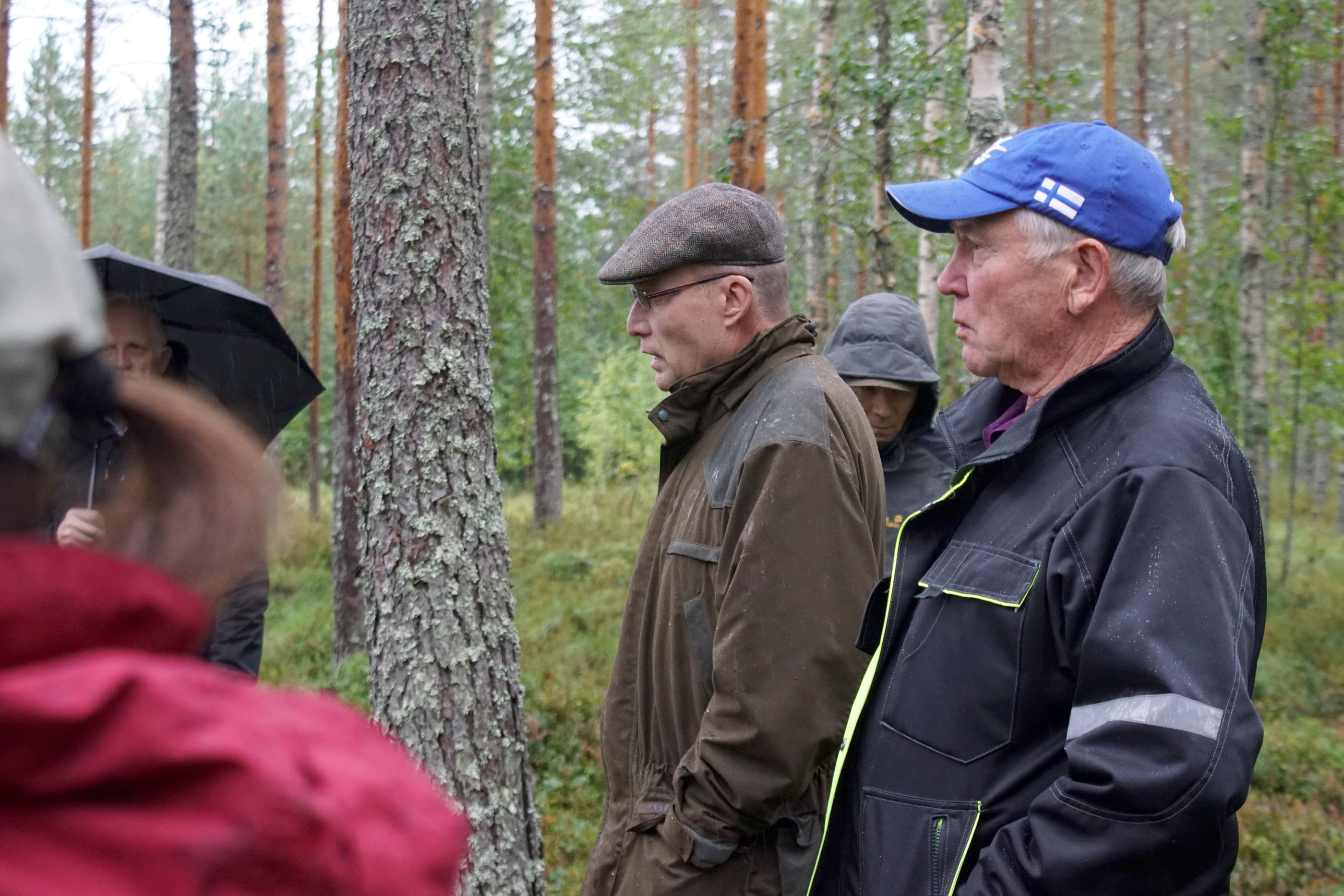 Joonas Baas (oikealla) ja Antti Härkönen olivat vierailun isäntinä Kivarin yhteismetsän mailla.