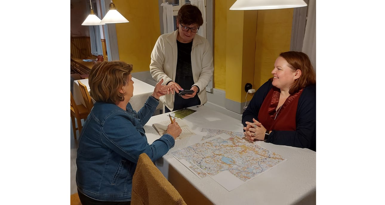 Arja Raatikainen (vas.) ja Terhi Mäkelä suunnittelevat reittejä Ruoka, juoma ja luonnontuotteet -teeman ympärille. Kouluttaja Arja Kortesluoma antaa hyviä vinkkejä. Hankkeen seuraavassa työpajassa paneudutaan myyntiin ja markkinointiin.