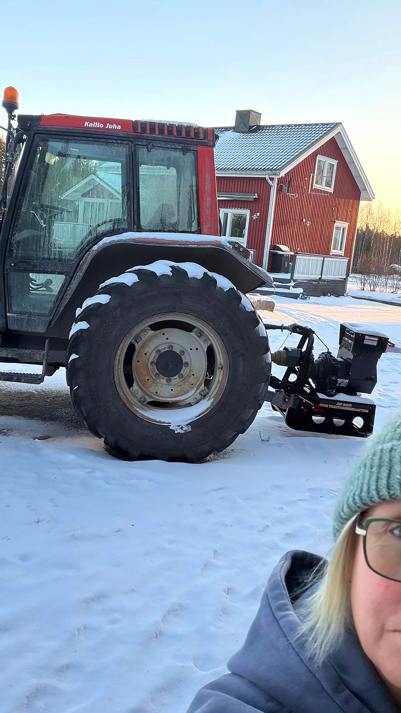 Traktorikäyttöinen aggregaatti käy Sirpa Kallion perheen pihassa, kunnes verkosta saa taas virtaa.