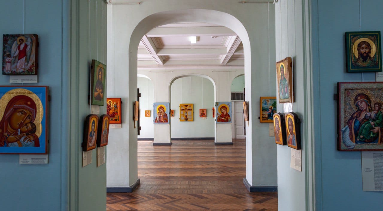 Hersonin taidemuseon ryöstö loka-marraskuussa 2022 on esimerkki Venäjän ukrainalaiseen kulttuuriin kohdistuvasta tuhoamisesta. Kuva on museosta ennen ryöstöjä.